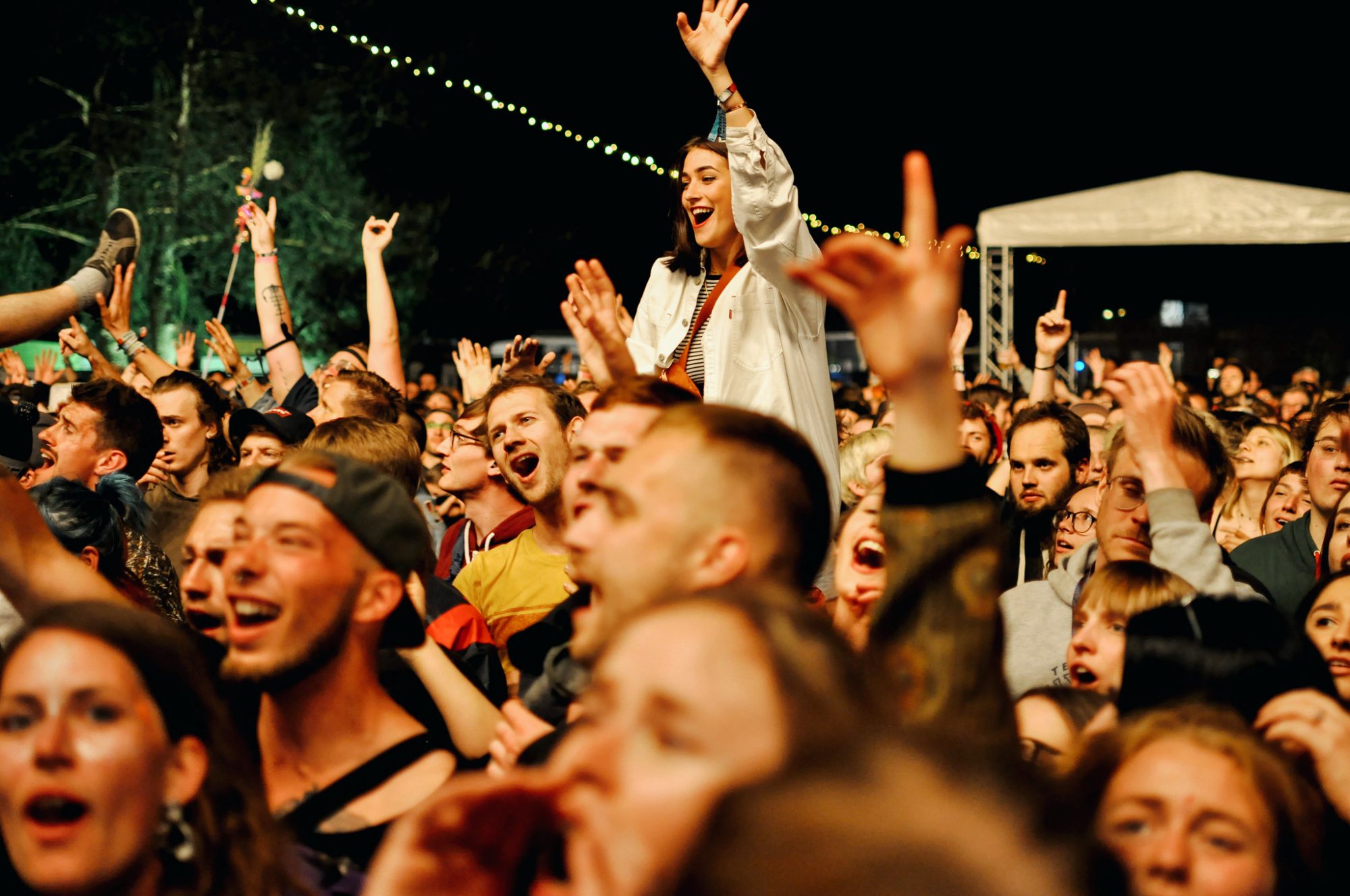 Feiernde Zuschauerinnen und Zuschauer, Foto vom Immergut-Festival, © Nina Sartorius