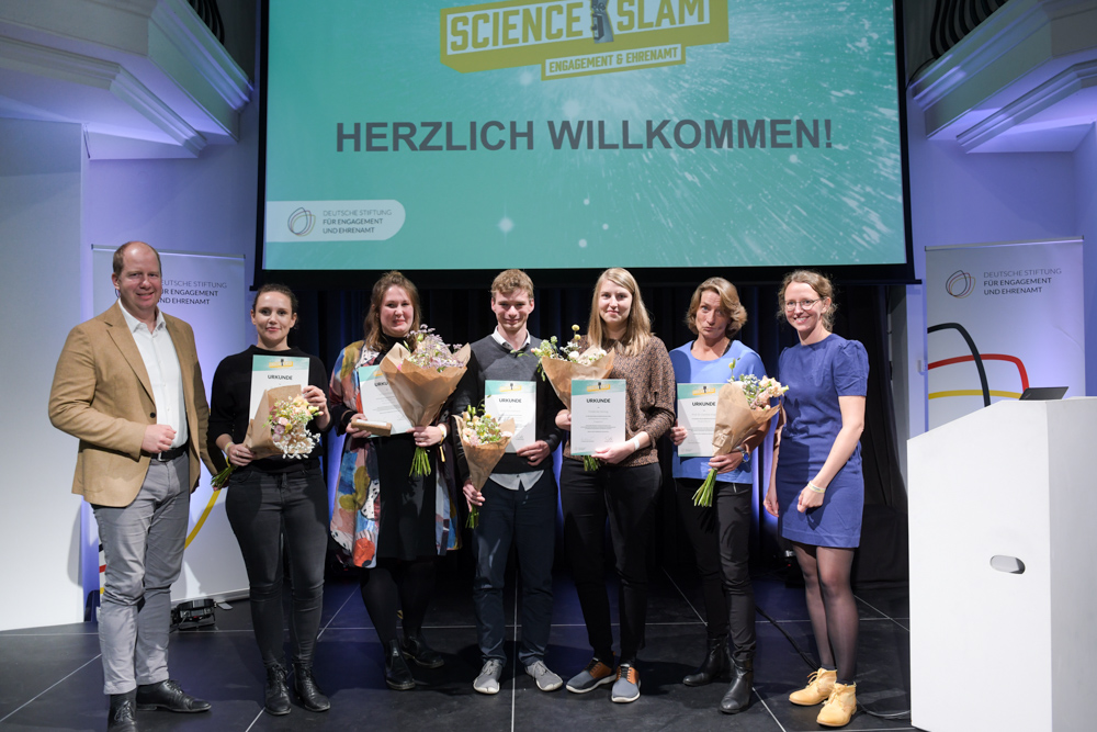 Gruppenbild mit Jan Holze und Vivian Schachler von der DSEE sowie den Teilnehmerinnen und dem Teilnehmer des DSEE-Science Slams: Siri Hummel, Frederike Hennig, Daniela Voigt, Larissa Gebken und Jonas Deichelmann