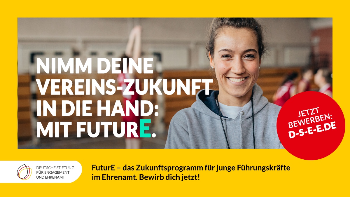 Foto einer Trainerin in der Sporthalle. Text: Nimm Deine Vereinszukunft in die Hand: Mit FuturE. FuturE - das Zukunftsprogramm für junge Führungskräfte im Ehrenamt. Bewirb Dich jetzt!